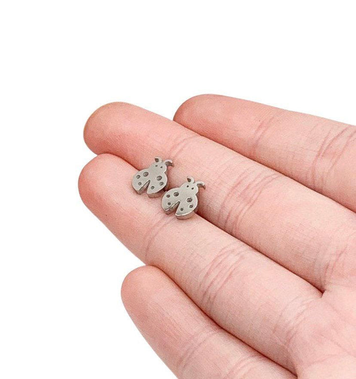 Boucles d'oreilles coccinelles, petites boucles d'oreilles puces coccinelles, bijoux coccinelle, boucles d'oreilles en acier inoxydable, boucles d'oreilles puces minimalistes, bijoux insectes, boucles d'oreilles bohèmes
