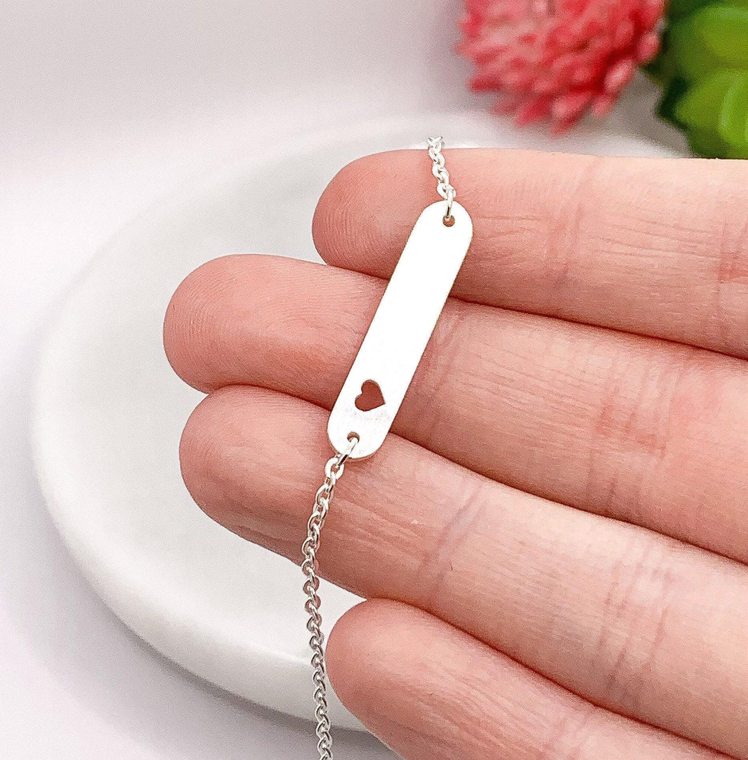 Bracelet barre avec découpe en forme de petit cœur, bracelet chaîne fine, bracelet « Je t’aime », bijou cœur, bijou symbolique, bracelet minimaliste