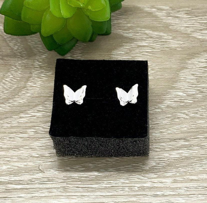 Boucles d'oreilles papillon, puces d'oreilles délicates, puces d'oreilles minimalistes, cadeau pour les amoureux des abeilles, boucles d'oreilles insectes mignonnes, bijoux de printemps, cadeau pour une amie