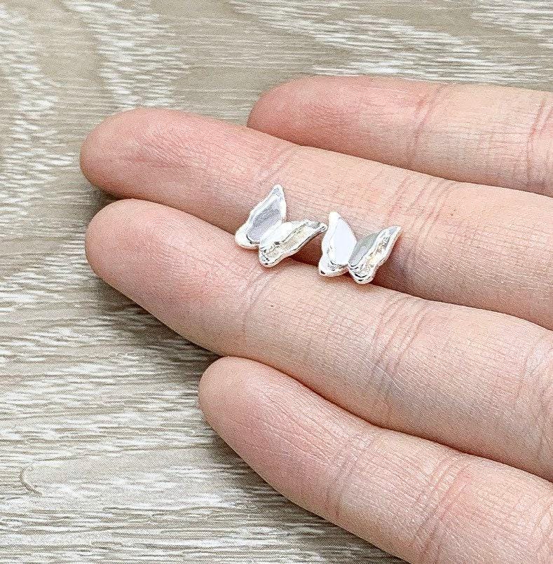 Boucles d'oreilles papillon, puces d'oreilles délicates, puces d'oreilles minimalistes, cadeau pour les amoureux des abeilles, boucles d'oreilles insectes mignonnes, bijoux de printemps, cadeau pour une amie