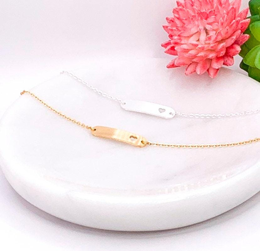 Bracelet barre avec découpe en forme de petit cœur, bracelet chaîne fine, bracelet « Je t’aime », bijou cœur, bijou symbolique, bracelet minimaliste