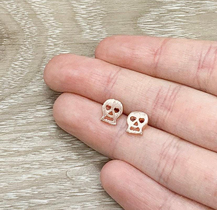 Boucles d'oreilles tête de mort, Puces d'oreilles tête de mort, Boucles d'oreilles pour ados, Boucles d'oreilles anatomie, Bijoux originaux, Bijoux scientifiques, Puces squelette, Bijoux d'Halloween