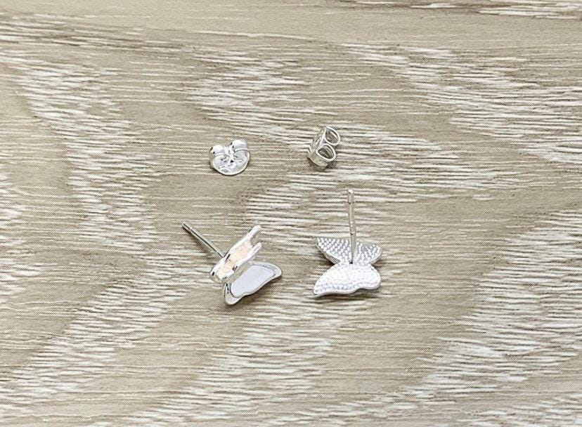 Boucles d'oreilles papillon, puces d'oreilles délicates, puces d'oreilles minimalistes, cadeau pour les amoureux des abeilles, boucles d'oreilles insectes mignonnes, bijoux de printemps, cadeau pour une amie