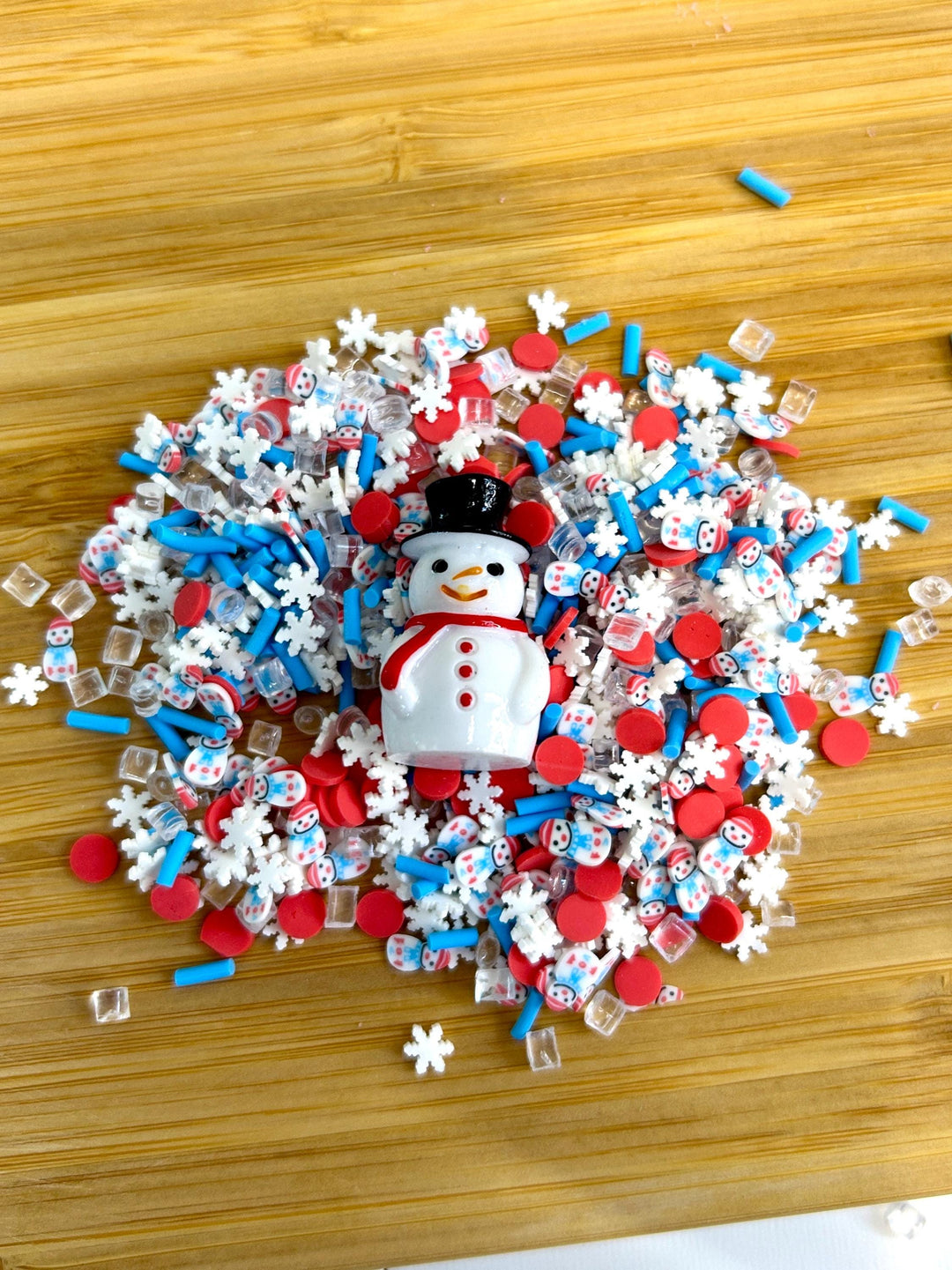 Winter Kinetic Sand Kit | Frosty Blue Sensory Play Sand with Snowman & Snowflake Charms | Winter Wonderland Sensory Play | Cute Party Favour