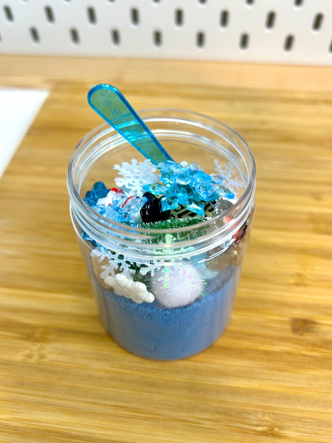 Winter Kinetic Sand Kit | Frosty Blue Sensory Play Sand with Snowman & Snowflake Charms | Winter Wonderland Sensory Play | Cute Party Favour