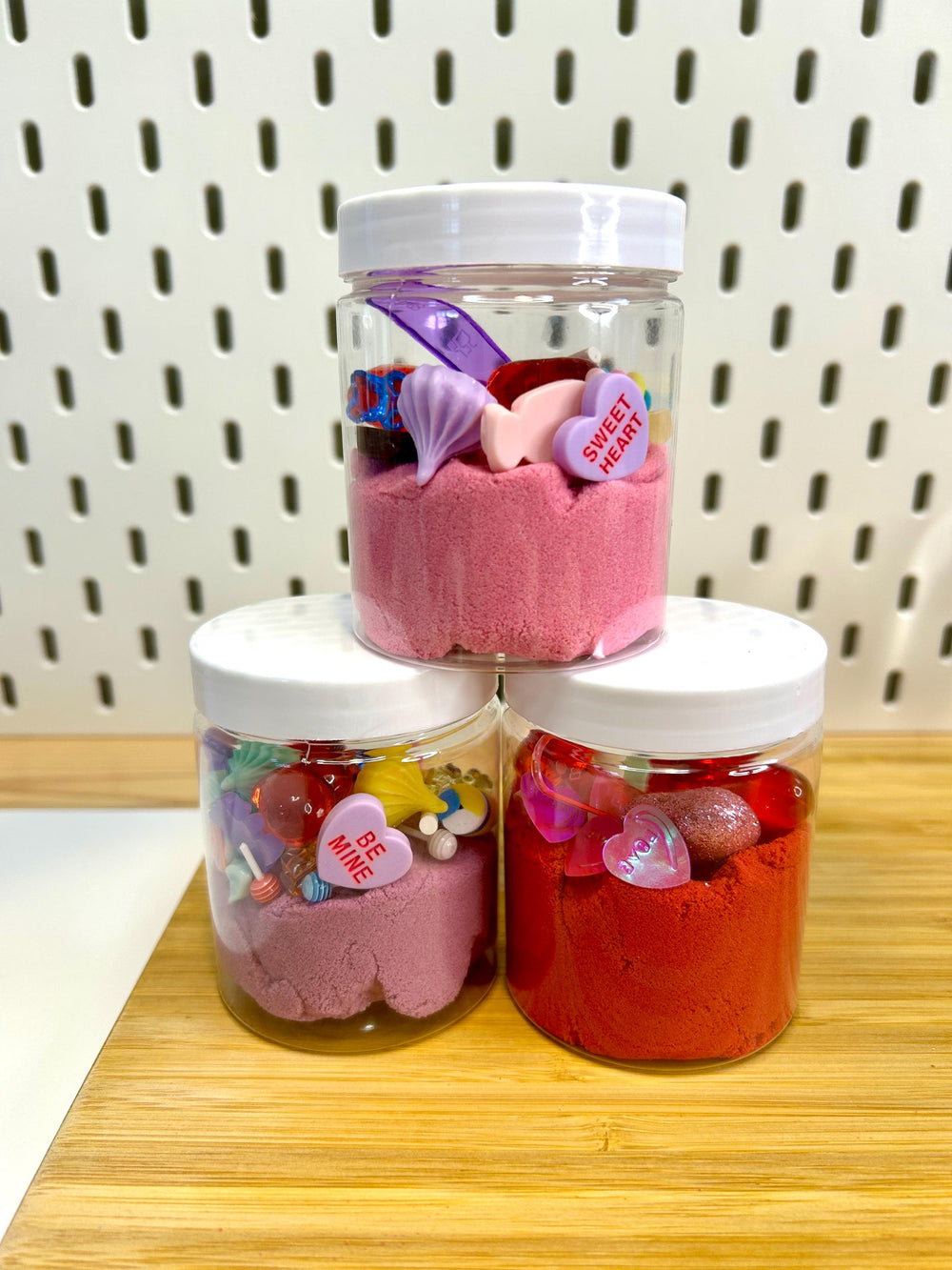Valentine Kinetic Sand Kit with Charms | Candy & Heart Theme | Sensory Play | Red, Pink or Mauve | Montessori Play | 120g Sand
