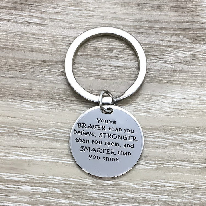 Cadeau inspirant, porte-clés motivant, breloque avec la citation « Tu es plus courageuse que tu ne le crois », cadeau d'amitié significatif, cadeau de Noël pour elle