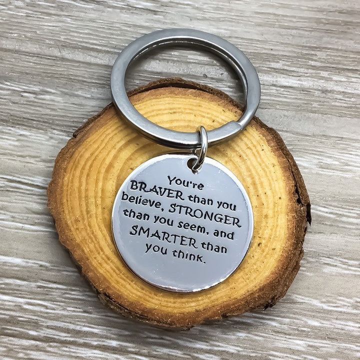 Cadeau inspirant, porte-clés motivant, breloque avec la citation « Tu es plus courageuse que tu ne le crois », cadeau d'amitié significatif, cadeau de Noël pour elle