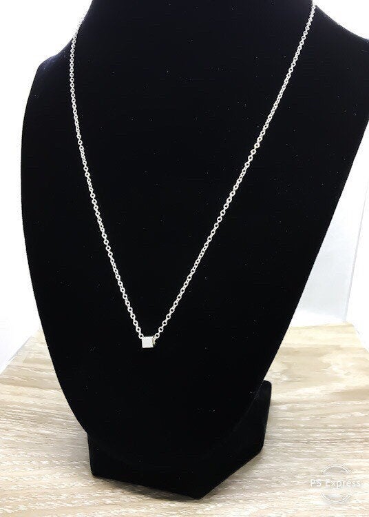 Collier petit cube, collier délicat, bijou minimaliste et simple, collier géométrique, cadeau pour une amie, cadeau pour une fille, collier à porter au quotidien