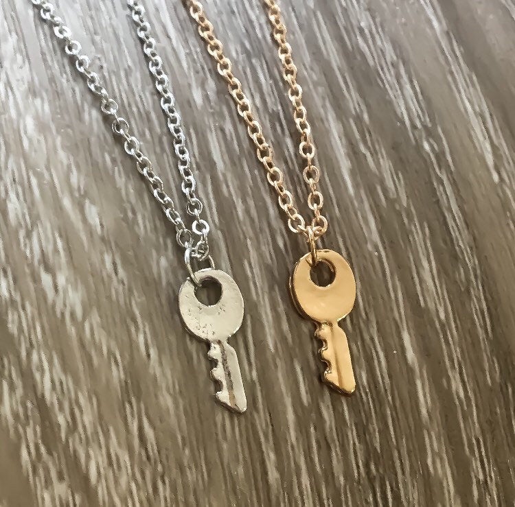 Collier Clé Mini, Bijou Minimaliste, Pendentif Clé Argentée, Collier d'Amitié, Cadeau de Remise de Diplôme pour Meilleure Amie, Petit Souvenir, Collier d'Été