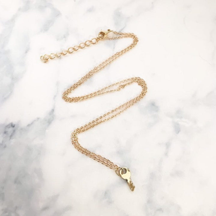 Collier Clé Mini, Bijou Minimaliste, Pendentif Clé Argentée, Collier d'Amitié, Cadeau de Remise de Diplôme pour Meilleure Amie, Petit Souvenir, Collier d'Été