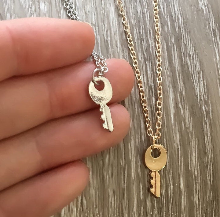 Collier Clé Mini, Bijou Minimaliste, Pendentif Clé Argentée, Collier d'Amitié, Cadeau de Remise de Diplôme pour Meilleure Amie, Petit Souvenir, Collier d'Été
