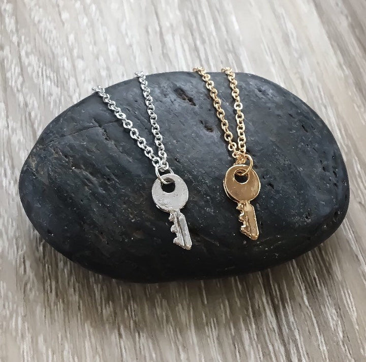 Collier Clé Mini, Bijou Minimaliste, Pendentif Clé Argentée, Collier d'Amitié, Cadeau de Remise de Diplôme pour Meilleure Amie, Petit Souvenir, Collier d'Été