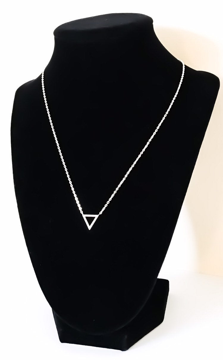 Collier triangle fin, collier géométrique délicat, bijou minimaliste, cadeau pour petite amie, cadeau pour maman, collier d'amitié, cadeau pour 3 amies