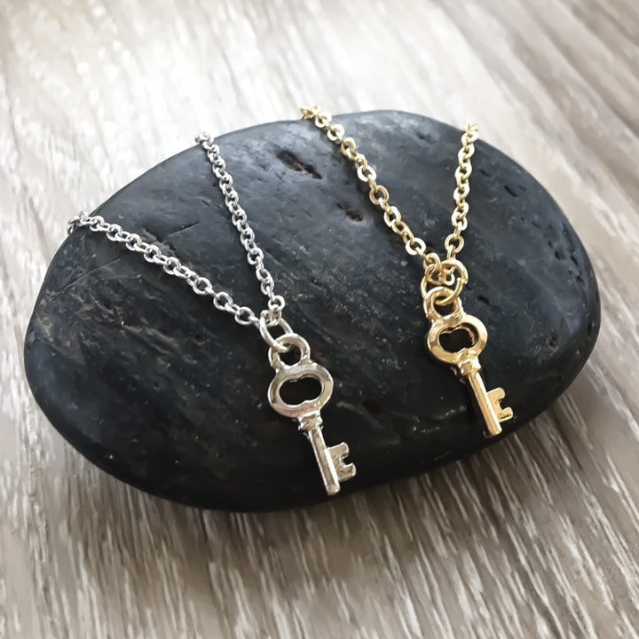 Collier Clé Mini, Bijou Minimaliste, Pendentif Clé Dorée, Collier d'Amitié, Cadeau pour Meilleure Amie, Cadeau pour Fille, Collier Simple, Bijou pour Pré-Adolescentes