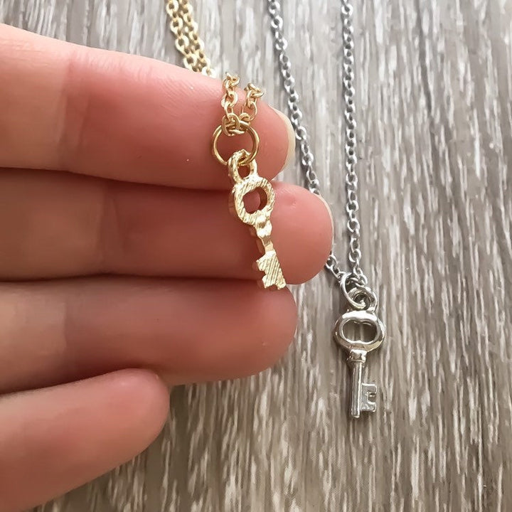 Collier Clé Mini, Bijou Minimaliste, Pendentif Clé Dorée, Collier d'Amitié, Cadeau pour Meilleure Amie, Cadeau pour Fille, Collier Simple, Bijou pour Pré-Adolescentes