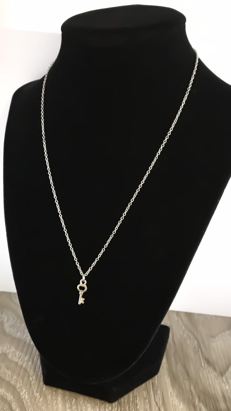 Collier Clé Mini, Bijou Minimaliste, Pendentif Clé Dorée, Collier d'Amitié, Cadeau pour Meilleure Amie, Cadeau pour Fille, Collier Simple, Bijou pour Pré-Adolescentes