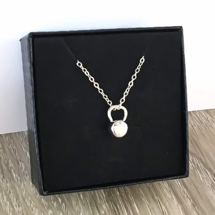 Collier mini kettlebell, collier fitness argenté, bijoux de gym, pendentif kettlebell doré, cadeau pour coach sportif, cadeau force, cadeau pour femme