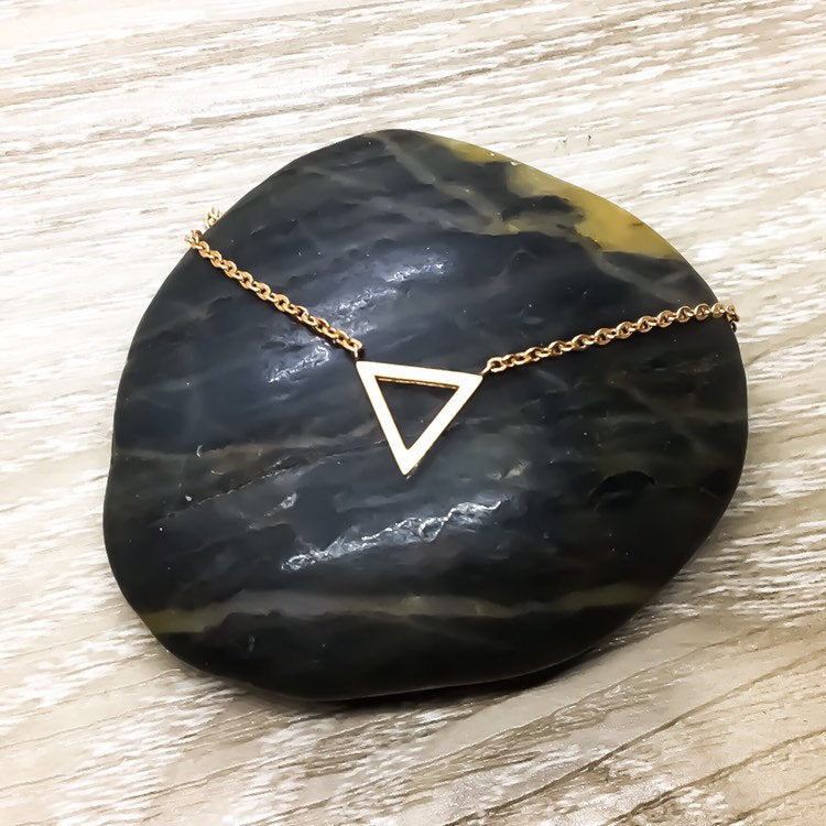 Collier triangle fin, collier géométrique délicat, bijou minimaliste, cadeau pour petite amie, cadeau pour maman, collier d'amitié, cadeau pour 3 amies