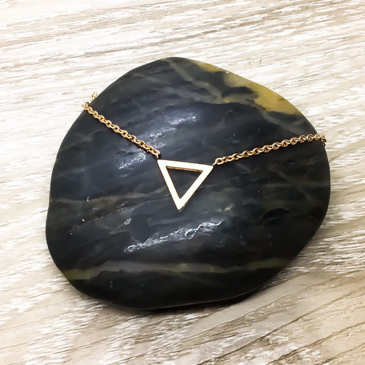 Collier triangle fin, collier géométrique délicat, bijou minimaliste, cadeau pour petite amie, cadeau pour maman, collier d'amitié, cadeau pour 3 amies