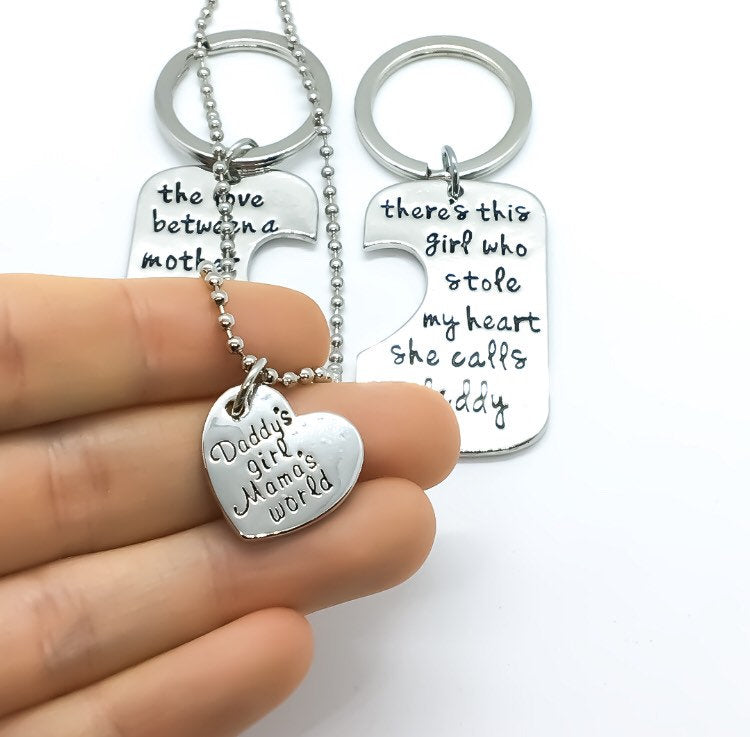 Ensemble de 3 porte-clés et colliers Mère, Père et Fille, « Fille à papa », « Le monde de maman ».