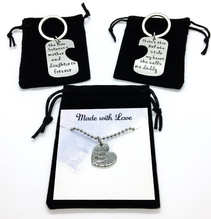 Ensemble de 3 porte-clés et colliers Mère, Père et Fille, « Fille à papa », « Le monde de maman ».