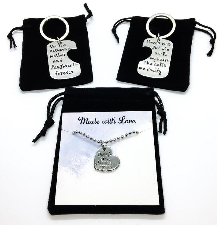 Ensemble de 3 porte-clés et colliers Mère, Père et Fille, « Fille à papa », « Le monde de maman ».