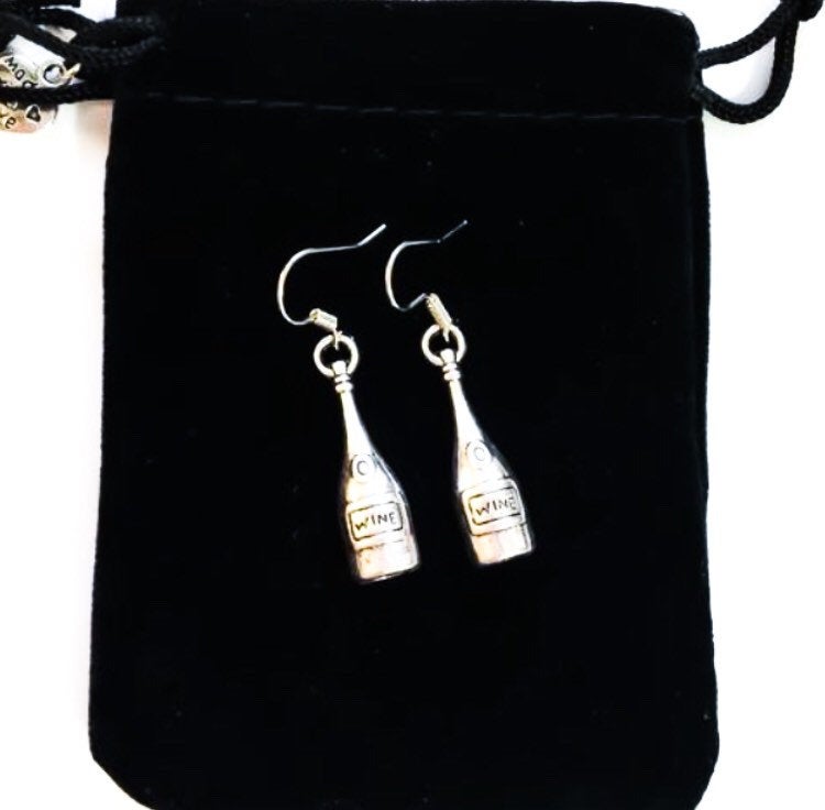 Boucles d'oreilles pendantes en forme de bouteille de vin, boucles d'oreilles délicates, mini bouteille de vin, cadeaux pour les amateurs de vin, cadeau pour les filles, échange de cadeaux pour les fêtes, cadeaux pour la fête des mères