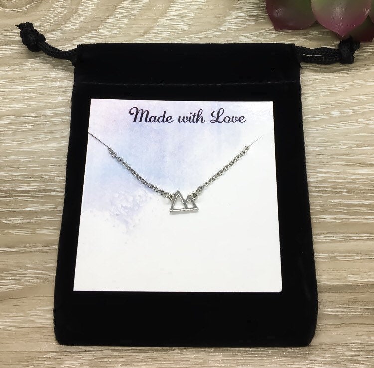Collier Petite Montagne, Cadeau pour voyageur, Cadeau simple pour randonneur, Cadeau pour amoureux de la nature, Collier pour amoureux du plein air, Collier pour amis éloignés