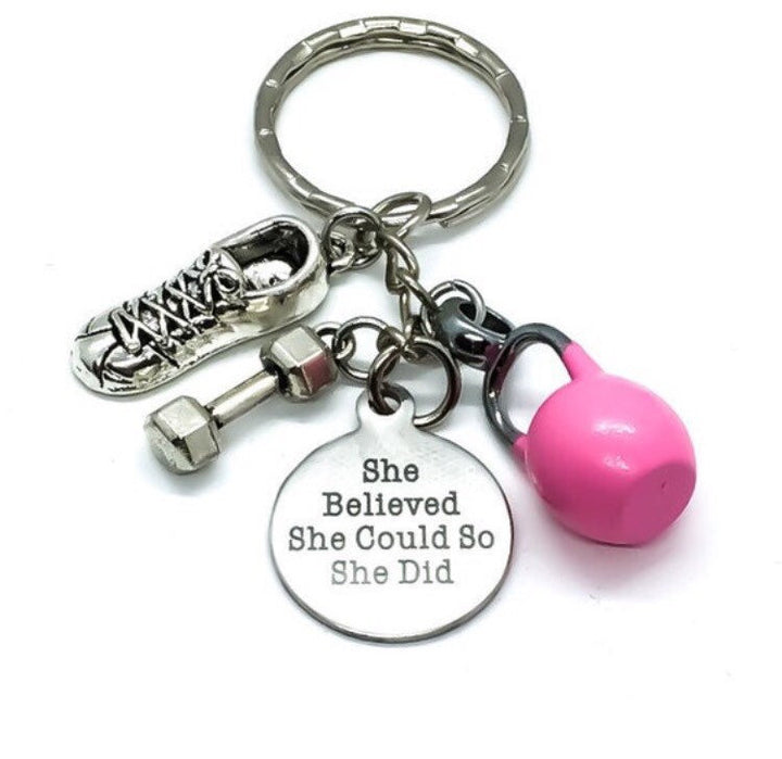 Porte-clés fitness, « Elle croyait en elle », breloque kettlebell, cadeau motivation sport, breloque chaussure de running, cadeau coach, cadeau entraîneur personnel
