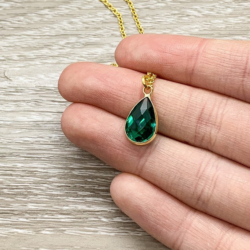 Collier Pierre de Naissance de Mai, Pendentif Émeraude, Collier Délicat avec Breloque en Cristal, Cadeau d'Anniversaire Personnalisé pour Elle, Bijou Symbolique, Cadeau pour Maman