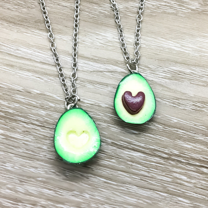 Ensemble de 2 colliers avocat vert avec noyau en forme de cœur, résine, argent