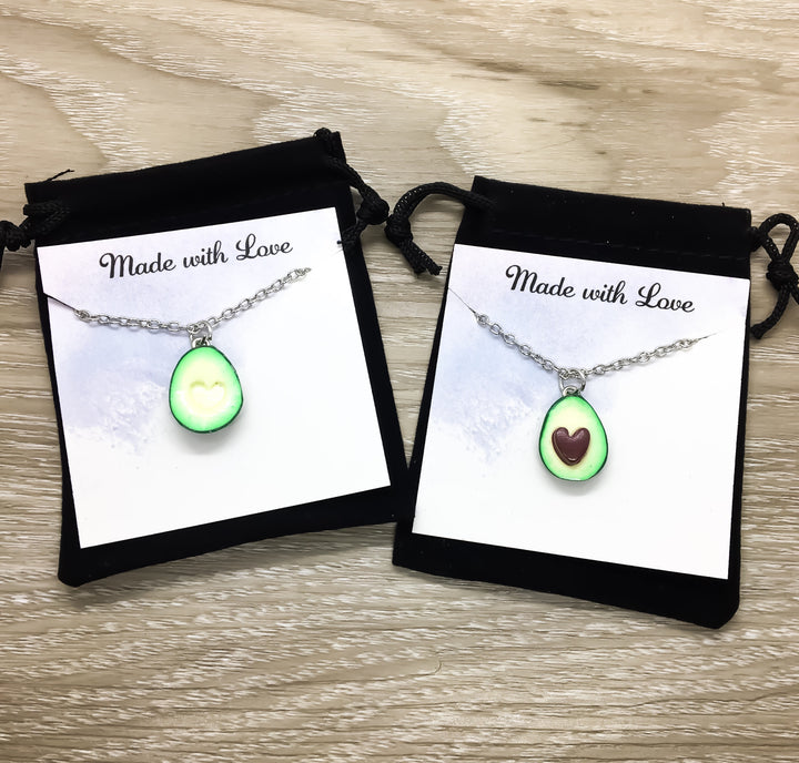 Ensemble de 2 colliers avocat vert avec noyau en forme de cœur, résine, argent